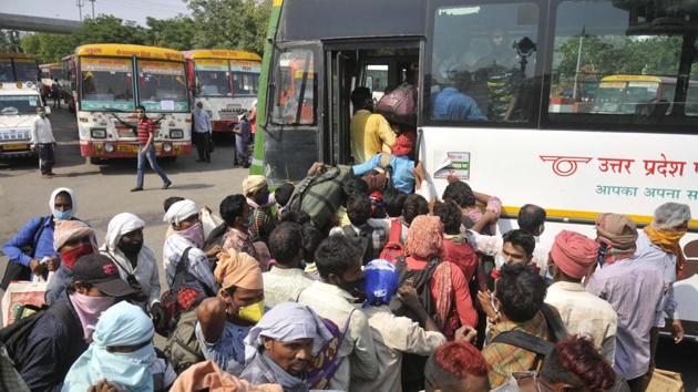 Migrants rush to fill UPSTRC buses taking them home while flouting social distancing at Charbagh Railway Station in Lucknow, Uttar Pradesh. (Deepak Gupta/Hindustan Times) Migrants rush to fill UPSTRC buses taking them home while flouting social distancing at Charbagh Railway Station in Lucknow, Uttar Pradesh. (Deepak Gupta/Hindustan Times)