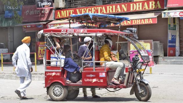 According to the guidelines issued by the administration, only two passengers can travel in an auto-rickshaw at a time apart from the driver but most autos were seen plying over six passengers in a go. (Gurpreet Singh/HT) According to the guidelines issued by the administration, only two passengers can travel in an auto-rickshaw at a time apart from the driver but most autos were seen plying over six passengers in a go. (Gurpreet Singh/HT)
