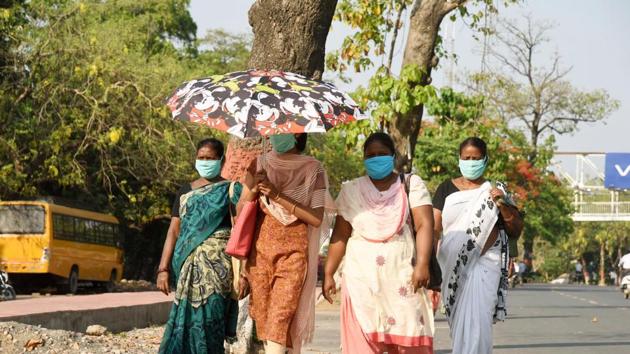Women wearing face masks seen using umbrella on a hot summer day, in Patna, Bihar, May 13, 2020. (Santosh Kumar/ HT Photo) Women wearing face masks seen using umbrella on a hot summer day, in Patna, Bihar, May 13, 2020. (Santosh Kumar/ HT Photo)
