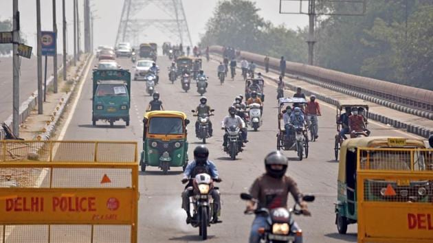 The announcements yesterday by Chief Minister Arvind Kejriwal allowed all government and private offices in Delhi to operate while encouraging working from home as much as possible. Office commuters and traffic returned to the city’s roads in the morning as a natural consequence. (Rahul Singh / ANI)