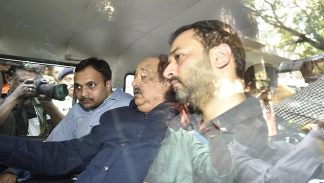 Rakesh Wadhwan(C) and Sarang Wadhawan(R) produced at Killa Court by EOW in Mumbai, India, on Friday, October 4, 2019. (Anshuman Poyrekar/ Hindustan Times) Rakesh Wadhwan(C) and Sarang Wadhawan(R) produced at Killa Court by EOW in Mumbai, India, on Friday, October 4, 2019. (Anshuman Poyrekar/ Hindustan Times)