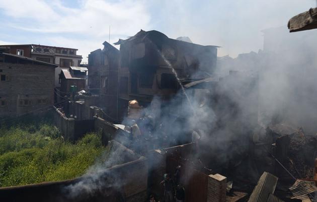 Locals and eyewitnesses said that around 12 houses were damaged in the fire that erupted after several blasts and exchange of fire between militants and security forces during the encounter.(Waseem Andrabi/HT)
