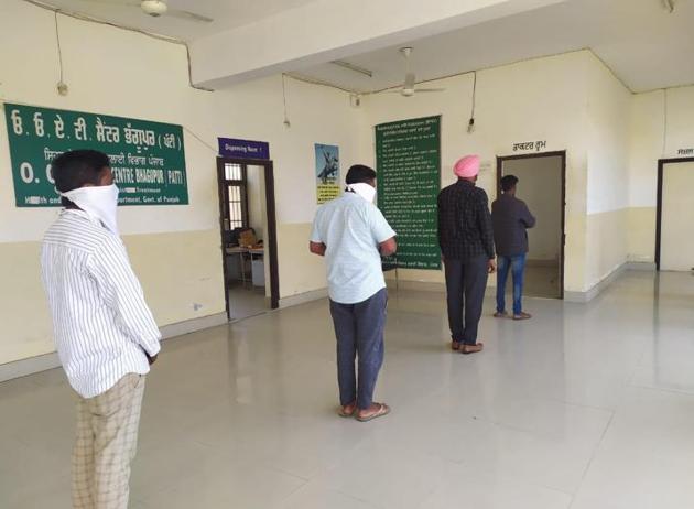More than 40,000 patients are registered in government and private de-addiction centres in Tarn Taran and Amritsar districts (ht file photo) More than 40,000 patients are registered in government and private de-addiction centres in Tarn Taran and Amritsar districts (ht file photo)