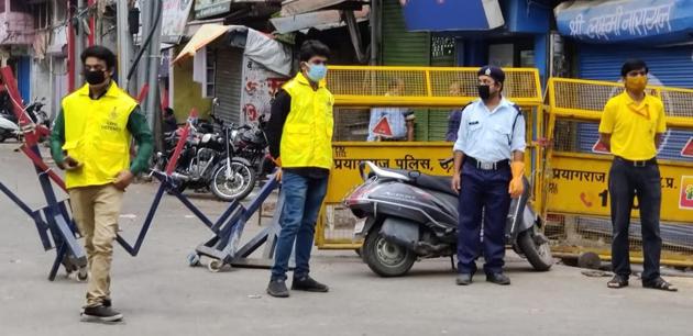 Civil Defence volunteers manning a no-entry barricade in a hotspot area in Sangam city. (HT Photo) Civil Defence volunteers manning a no-entry barricade in a hotspot area in Sangam city. (HT Photo)