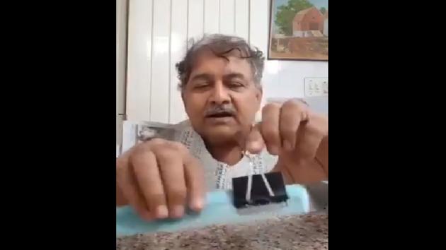 The man shows the simple objects required for cutting hair.(Twitter/@AnupKhaple)