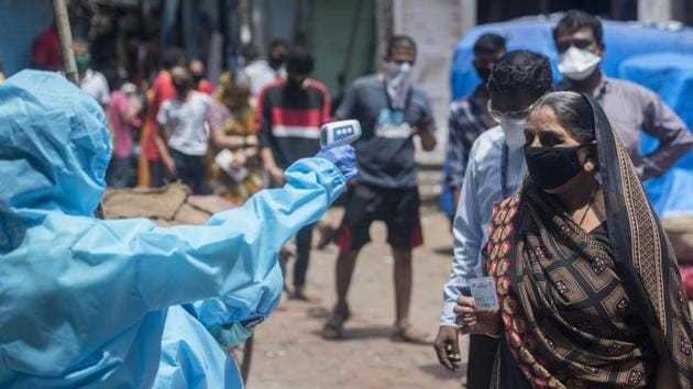 Health workers conducting Covid-19 testing drive inside the Dharavi slum in Mumbai on Tuesday.(Satyabrata Tripathy/HT Photo) Health workers conducting Covid-19 testing drive inside the Dharavi slum in Mumbai on Tuesday.(Satyabrata Tripathy/HT Photo)