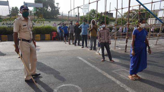 As of Tuesday morning, approximately 655 personnel from Mumbai Police and 1,328 personnel from state police have tested positive for Covid-19. (Bachchan Kumar/HT photo) As of Tuesday morning, approximately 655 personnel from Mumbai Police and 1,328 personnel from state police have tested positive for Covid-19. (Bachchan Kumar/HT photo)
