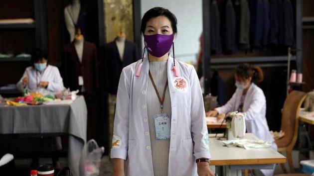 Fashion Designer Zhou Li wearing her designed silk face mask poses for pictures, at a studio in Beijing, following the novel coronavirus disease (COVID-19) outbreak, China May 17, 2020. Picture taken May 17, 2020. REUTERS/Tingshu Wang (REUTERS) Fashion Designer Zhou Li wearing her designed silk face mask poses for pictures, at a studio in Beijing, following the novel coronavirus disease (COVID-19) outbreak, China May 17, 2020. Picture taken May 17, 2020. REUTERS/Tingshu Wang (REUTERS)