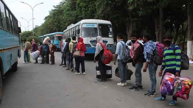 Stranded migrant workers board a bus bound to the nearest railway station amid the lockdown, in Tau Devi Lal Stadium, Gurugram, India, on Sunday, 17 May 2020. (Yogendra Kumar/HT PHOTO)