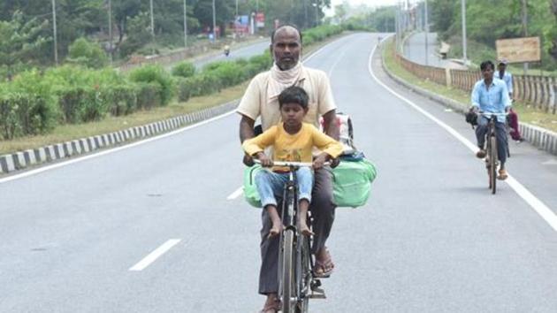 A migrant labourer and his son on their way to Giridh district, Jharkhand, Ranchi, May 15, 2020(Diwakar Prasad/HTPhoto)