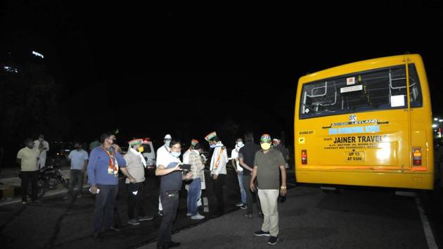 Noida police pesronnel along with Congress workers seen near Mahamaya flyover after buses arranged to ferry migrants to their home towns were not allowed, in Noida on May 19, 2020. (Sunil Ghosh/HT Photo) Noida police pesronnel along with Congress workers seen near Mahamaya flyover after buses arranged to ferry migrants to their home towns were not allowed, in Noida on May 19, 2020. (Sunil Ghosh/HT Photo)