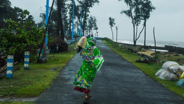 A woman walks carrying her child near Tajpur Beach to take shelter ahead of the expected landfall of cyclone Amphan in Midnapore on May 20. Nearly 4.2 million people have been moved to safety in the coastal regions of India and Bangladesh. (Dibyangshu SARKAR / AFP) A woman walks carrying her child near Tajpur Beach to take shelter ahead of the expected landfall of cyclone Amphan in Midnapore on May 20. Nearly 4.2 million people have been moved to safety in the coastal regions of India and Bangladesh. (Dibyangshu SARKAR / AFP)