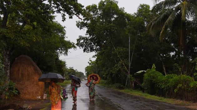 The cyclone will cross the West Bengal-Bangladesh coast between Digha in West Bengal’s East Midnapore district and Hatiya Island in Bangladesh.(Photo by Arabinda Mahapatra / Hindustan Times) The cyclone will cross the West Bengal-Bangladesh coast between Digha in West Bengal’s East Midnapore district and Hatiya Island in Bangladesh.(Photo by Arabinda Mahapatra / Hindustan Times)