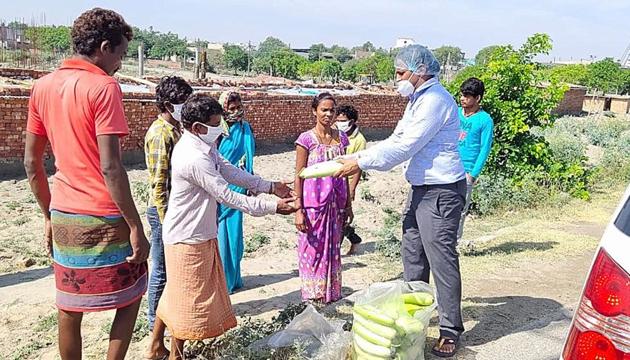 Volunteers of an NGO distributing ration kits to families residing in a slum in Sonepat, Haryana, on Wednesday. (Manoj Dhaka/HT) Volunteers of an NGO distributing ration kits to families residing in a slum in Sonepat, Haryana, on Wednesday. (Manoj Dhaka/HT)