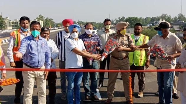 The mayor and other officials inaugurating the flyover on Wednesday. (HT PHOTO) The mayor and other officials inaugurating the flyover on Wednesday. (HT PHOTO)