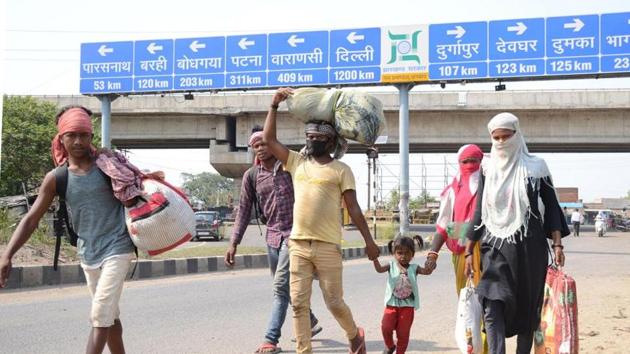 Family of migrant workers walks in Dhanbad. (Chandan Paul/HT Photos) Family of migrant workers walks in Dhanbad. (Chandan Paul/HT Photos)