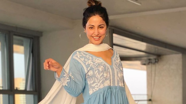 Hina Khan, who has been fasting through Ramzan, shared a beautiful picture of hers in a blue and white salwar kameez. Hina Khan, who has been fasting through Ramzan, shared a beautiful picture of hers in a blue and white salwar kameez.