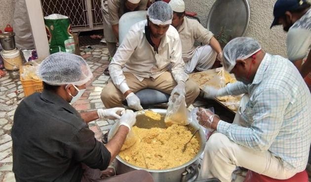 Workers prepare food for iftari, which is to be distributed to the migrant labourers at a makeshift shelter.