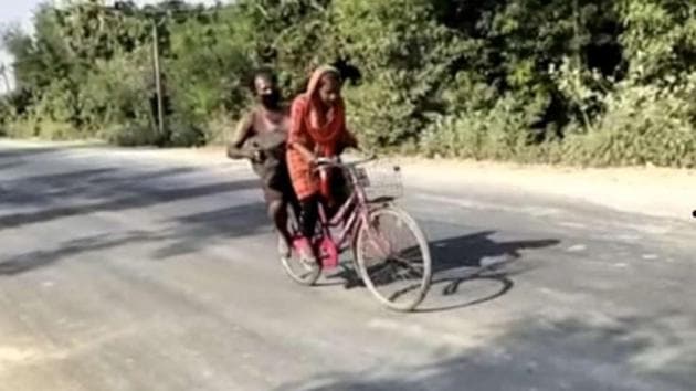 15-year-old Jyoti Kumari cycling her injured father.(@AnubhaPrasad)