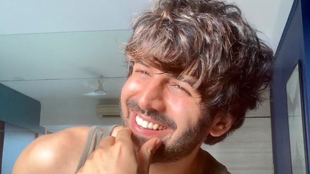 Kartik Aaryan showed off his stylish avatar in a new picture on Instagram. This follows his debate with fans last week if he should continue with his ‘junglee’ look or trim his beard.
