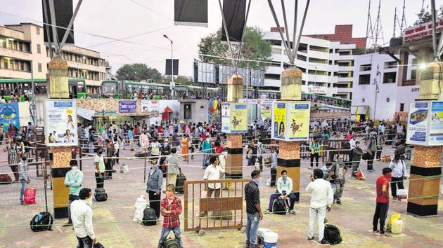Stranded migrants maintain social distancing at Pune railway station in Pune, on Tuesday. (PRATHAM GOKHALE/HT) Stranded migrants maintain social distancing at Pune railway station in Pune, on Tuesday. (PRATHAM GOKHALE/HT)