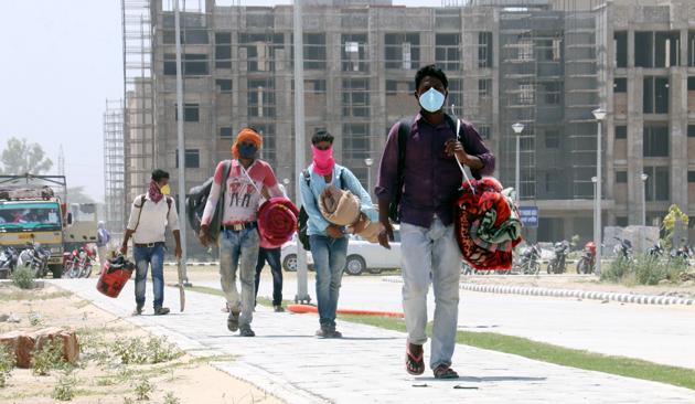 Bathinda AIIMS construction workers on their way to their hometowns amid the Covid-19 lockdown on Thursday. (Sanjeev Kumar/Hindustan Times) Bathinda AIIMS construction workers on their way to their hometowns amid the Covid-19 lockdown on Thursday. (Sanjeev Kumar/Hindustan Times)