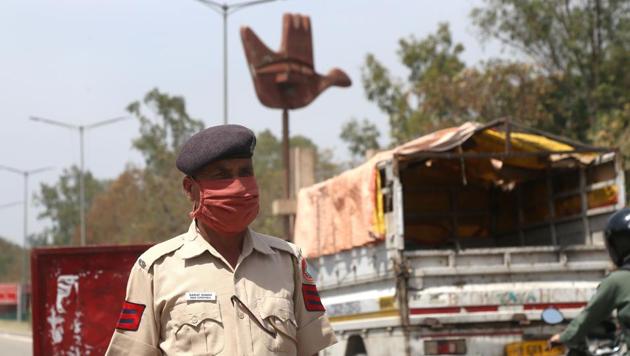 A special internal Chandigarh police report has raised the alarm, noting that people are freely roaming about during night curfew mostly in colonies and rural areas, and especially containment zones.(HT file photo)