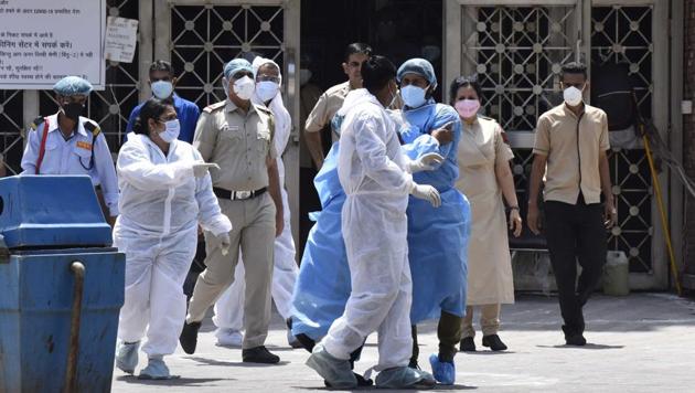 ATS ambulance staff in PPE suits and doctors of LNJP Hospital in New Delhi. (Sonu Mehta/HT PHOTO) ATS ambulance staff in PPE suits and doctors of LNJP Hospital in New Delhi. (Sonu Mehta/HT PHOTO)