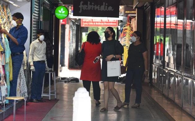 The administration has also issued dos and don’ts for shop owners. They have been asked to maintain a register, thermal scanner, keep sanitiser/gloves, make provisions for social distancing and not to entertain customers without masks.(Representative image/HT PHOTO)