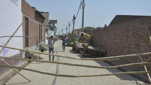 Barricading in a coronavirus containment zone in Dasna, Ghaziabad, on Wednesday. (Sakim Ali/HT Photo) Barricading in a coronavirus containment zone in Dasna, Ghaziabad, on Wednesday. (Sakim Ali/HT Photo)