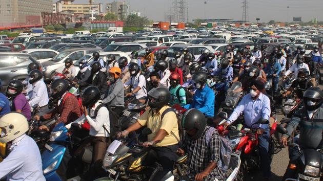 The situation normalised only around 10 am when Gurugram police stopped checking every vehicle and instead resorted to random checking.(Yogendra Kumar/HT Photo)