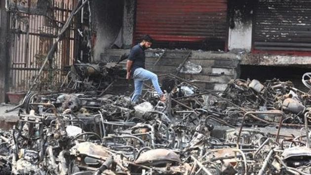 On December 15 last year, protesters had turned violent, torching four public buses and two police vehicles and pelting stones at the police and civilians, near Jamia Milia Islamia University.(Raj K Raj/HT PHOTO)