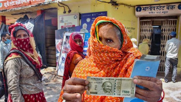 An elderly woman shows a Rs 500 after withdrawing from her Jan Dhan account, Mathura, May 4, 2020(PTI)