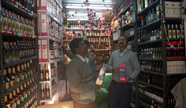 Ranchi (FILE PHOTO) Liqour shop in Ranchi( Photo by Diwakar Prasad/ Hindustan Times) CAN GO WITH THE STORY OF SANJOY DEY(HT)