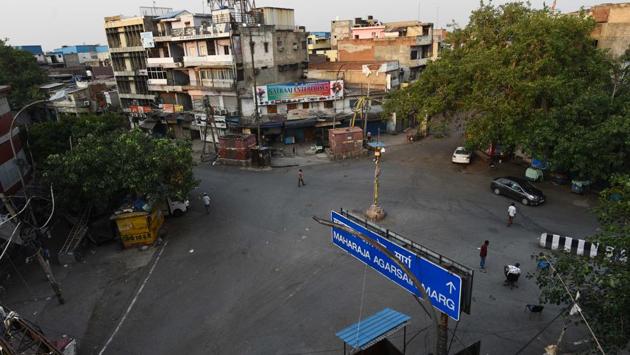 The Bara Tooti Chowk in Sadar Bazar wears a deserted look with the market shut even after lockdown relaxations on May 19. Sadar Bazar, India’s largest wholesale market of household goods, has about 40,000 shops; each one has about 3-4 workers/salesmen, as reported by HT. (Vipin Kumar / HT Photo)
