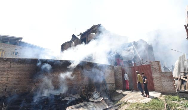 The houses were damaged in the blaze that erupted after several blasts and exchange of fire between militants and security forces during a 12-hour encounter in Nawa Kadal area of Srinagar on Tuesday.(Waseem Andrabi / HT)