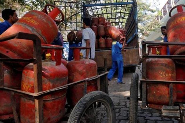 Prices of LPG cylinders are revised by fuel retailers on the first day of every month depending mainly on the international benchmark rate of LPG and the exchange rate of the US dollar and the Indian rupee.(Reuters)