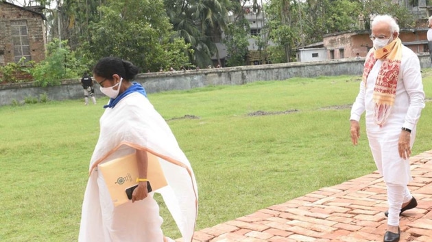 PM Narendra Modi and Chief Minister Mamata Banerjee on their way to attend a review meeting on Cyclone Amphan in West Bengal on Friday.(Photo: AITCofficial/ Twitter)