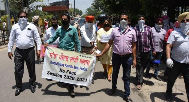 Over 25 members gathered outside the mini secretariat and protested against private schools in Ludhiana on Friday. (ht photo) Over 25 members gathered outside the mini secretariat and protested against private schools in Ludhiana on Friday. (ht photo)