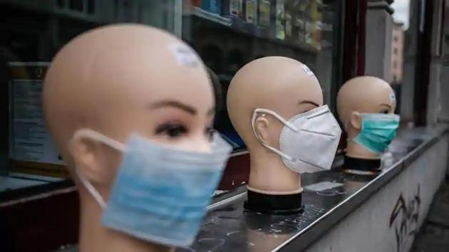 All investigating officers of the Delhi Police must carry extra masks and hand sanitisers and give these to suspects before arresting them . (File photo) All investigating officers of the Delhi Police must carry extra masks and hand sanitisers and give these to suspects before arresting them . (File photo)