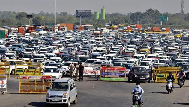 Traffic at the Sirhaul toll plaza bordering Delhi and Gurugram as police screen commuters before allowing them entry. (Yogendra Kumar/HT photo) Traffic at the Sirhaul toll plaza bordering Delhi and Gurugram as police screen commuters before allowing them entry. (Yogendra Kumar/HT photo)