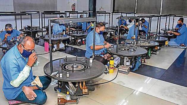 Workers at a diamond unit in Surat on Wednesday.(PTI file photo) Workers at a diamond unit in Surat on Wednesday.(PTI file photo)