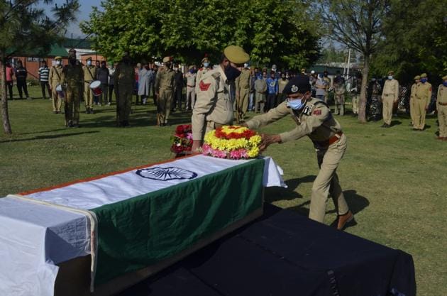 Policemen paying respect to slain policeman Anoop Singh at district Police Lines in Pulwama on Thursday. (HT Photo) Policemen paying respect to slain policeman Anoop Singh at district Police Lines in Pulwama on Thursday. (HT Photo)