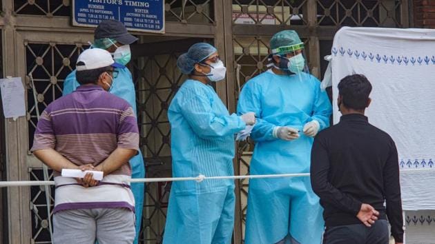 Medics attend to patients at a government hospital in New Delhi, on Monday.(PTI Photo)