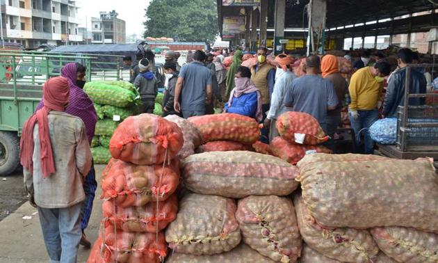 Following complaints of a huge gathering at the sabzi mandi, the administration had, on April 3, restricted the sale of vegetables and fruits in the mandi to three days.(ht file photo) Following complaints of a huge gathering at the sabzi mandi, the administration had, on April 3, restricted the sale of vegetables and fruits in the mandi to three days.(ht file photo)