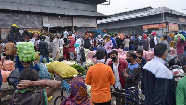 Arhtiyas handed over a list of likely customers to the mandi to Ludhiana mandi officer Jaswinder Dhaliwal on Thursday. (HT Photo) Arhtiyas handed over a list of likely customers to the mandi to Ludhiana mandi officer Jaswinder Dhaliwal on Thursday. (HT Photo)