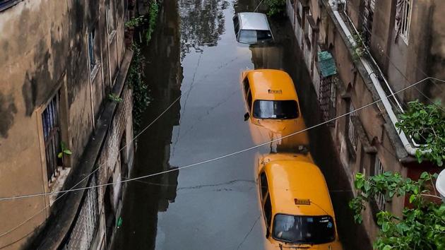 The most powerful cyclone to hit Bangladesh and eastern India in more than 20 years tore down homes, carried cars down flooded streets and claimed the lives of more than a dozen people.(AFP photo)