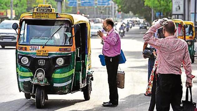 Anand Vihar residents say autos in their area are charging twice or even three times the metered fare.(Sanchit Khanna/HT PHOTO)