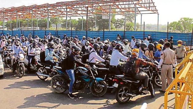 Vehicular pile-up has become a regular occurrence on Delhi’s border with Gurugram since the lockdown was eased, and inter-state movement allowed with states’ consent. (Yogendra Kumar/HT PHOTO) Vehicular pile-up has become a regular occurrence on Delhi’s border with Gurugram since the lockdown was eased, and inter-state movement allowed with states’ consent. (Yogendra Kumar/HT PHOTO)