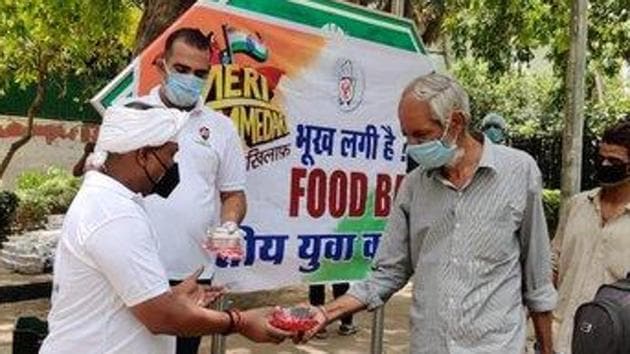 Youth Congress workers distributing food packets. (Photo@IYC)